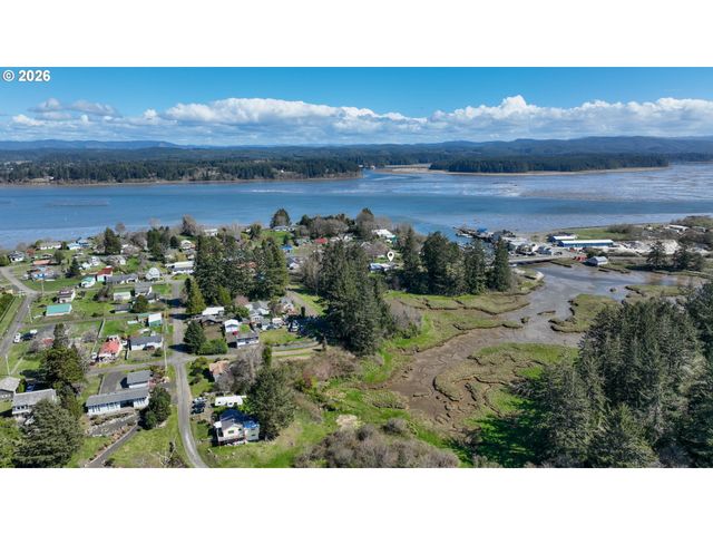 21 2ND St, Bay Center, WA 98527