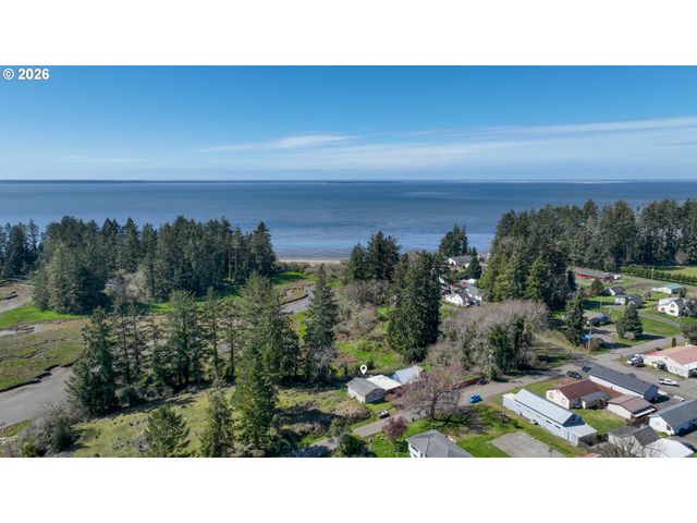 21 2ND St, Bay Center, WA 98527