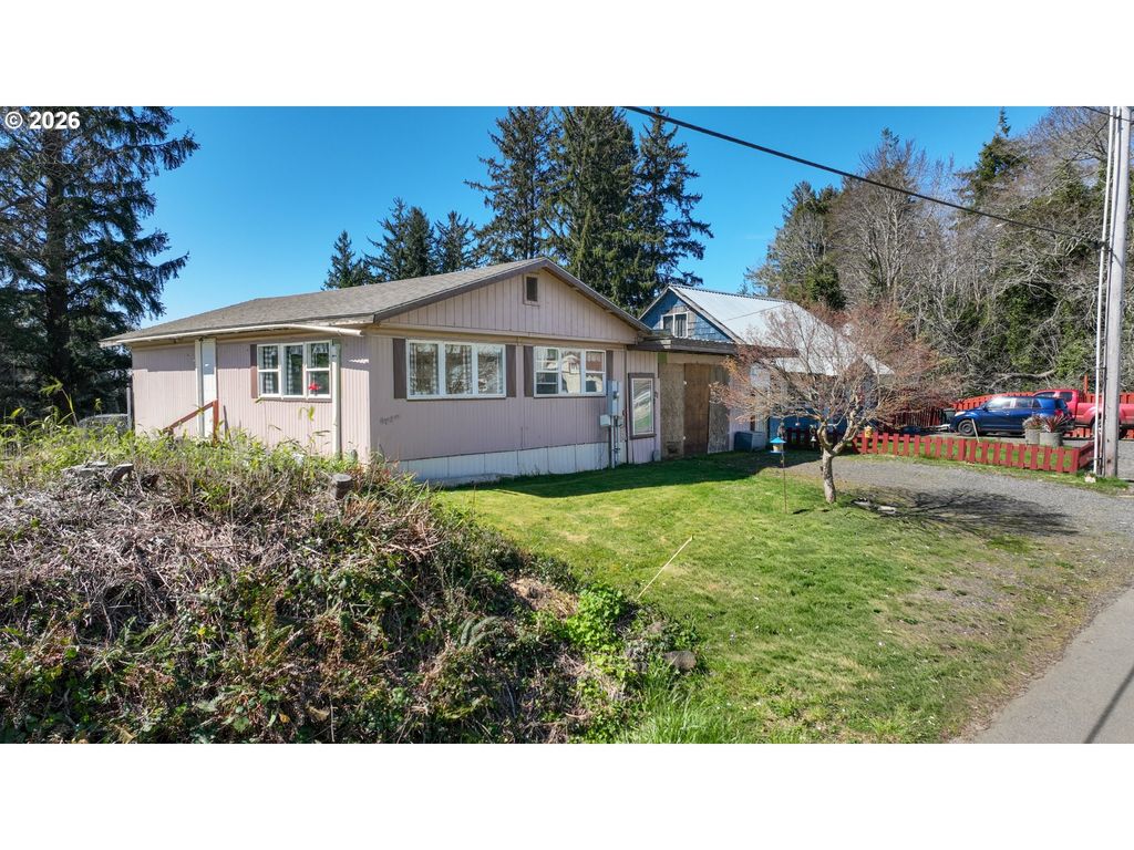 21 2ND St, Bay Center, WA 98527