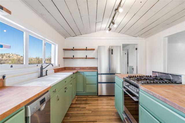 28 Backroad, Cerrillos, NM 87010