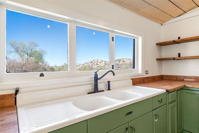 28 Backroad, Cerrillos, NM 87010