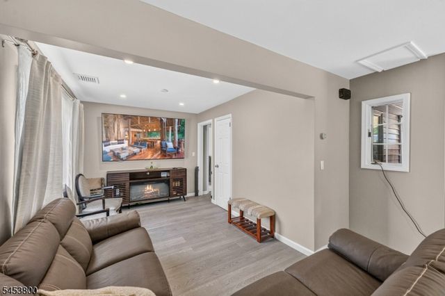 392 Monroe Ave, Wyckoff Twp., NJ 07481