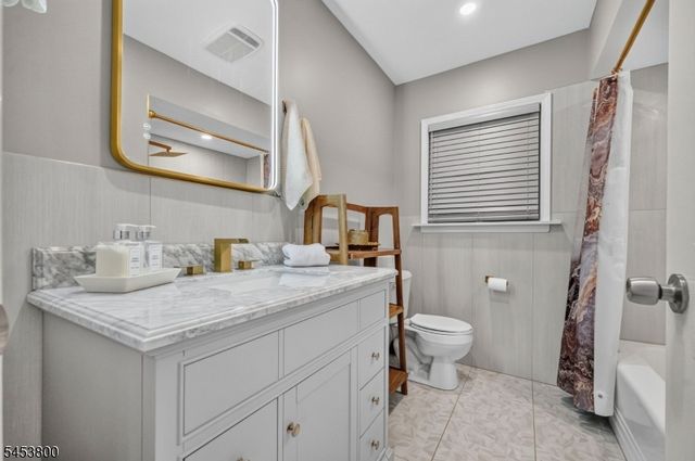 392 Monroe Ave, Wyckoff Twp., NJ 07481