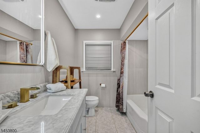 392 Monroe Ave, Wyckoff Twp., NJ 07481