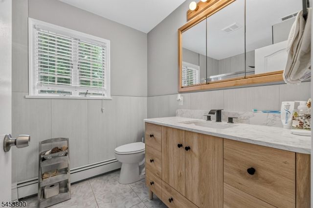 392 Monroe Ave, Wyckoff Twp., NJ 07481