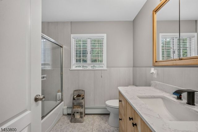 392 Monroe Ave, Wyckoff Twp., NJ 07481