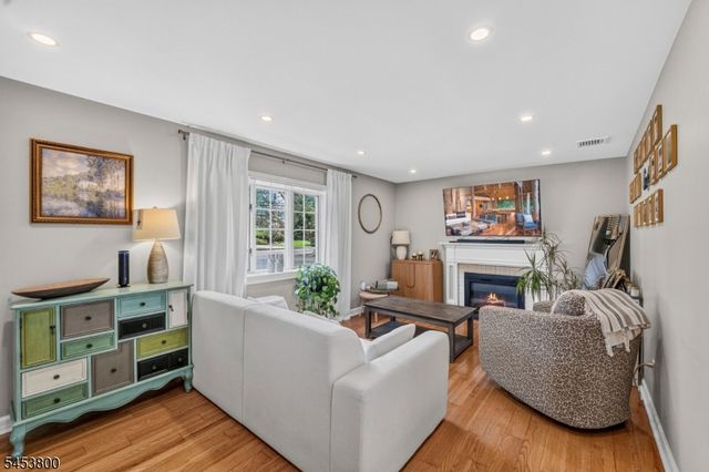 392 Monroe Ave, Wyckoff Twp., NJ 07481
