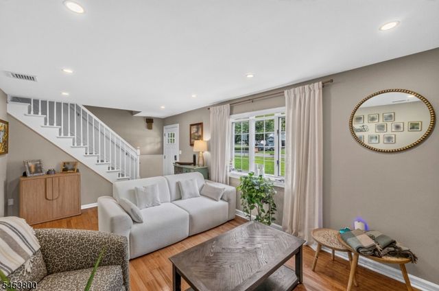 392 Monroe Ave, Wyckoff Twp., NJ 07481
