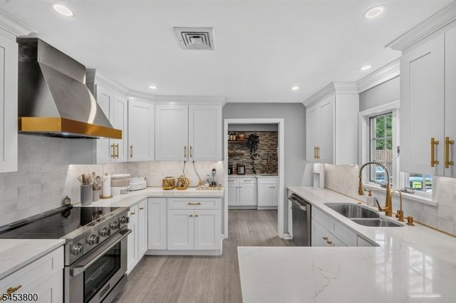 392 Monroe Ave, Wyckoff Twp., NJ 07481