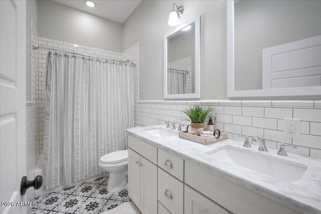 4311 E EARLL Drive, Phoenix, AZ 85018