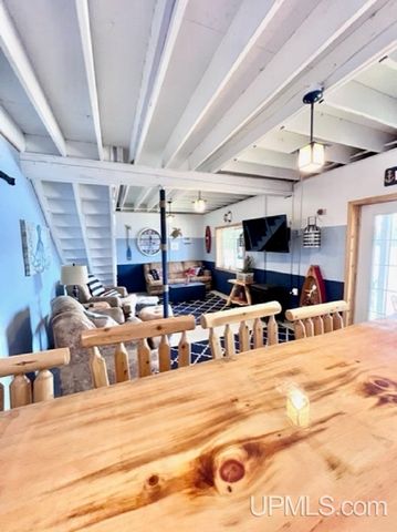 21330 Long Lake Road, Ishpeming, MI 49849