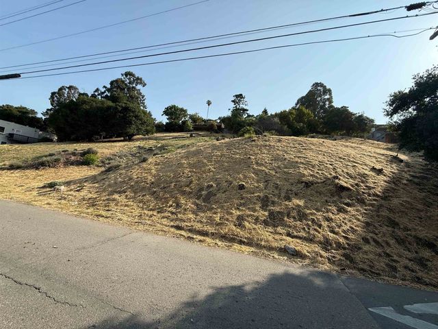 Outlook Ave, Oakland, CA 94608