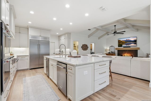 7380 Rolling Acres Trail, Fair Oaks Ranch, TX 78015