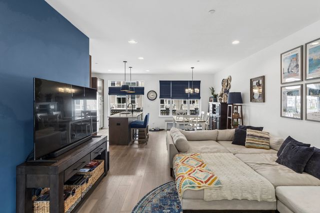 208 Timberleaf Circle, Roselle, IL 60172