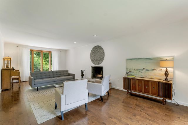 8 West Gate Drive, Bow, NH 03304