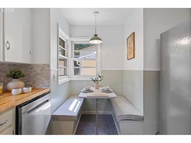 9710 Sw 52ND Ave, Portland, OR 97219