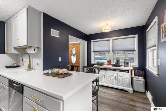 1571 S 48th Street, Lincoln, NE 68506