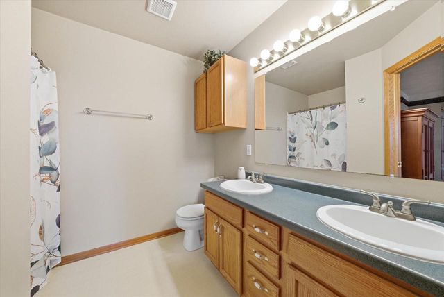 944 Ridgeway CIRCLE, Fredonia, WI 53021