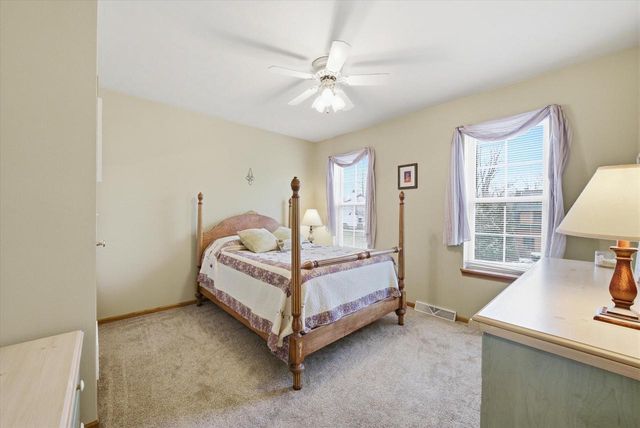 944 Ridgeway CIRCLE, Fredonia, WI 53021