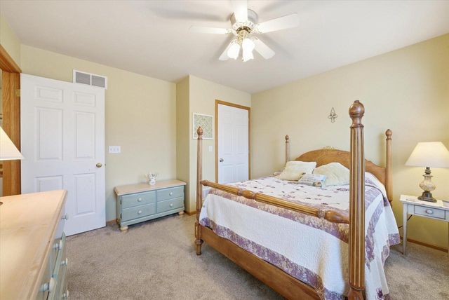 944 Ridgeway CIRCLE, Fredonia, WI 53021