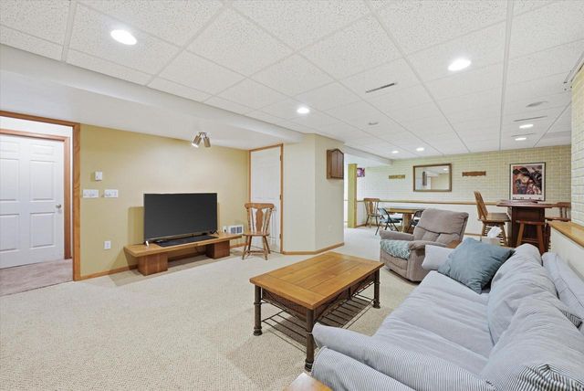 944 Ridgeway CIRCLE, Fredonia, WI 53021