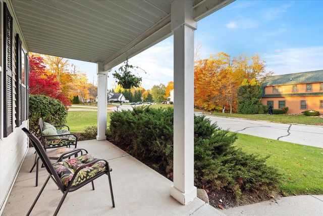 944 Ridgeway CIRCLE, Fredonia, WI 53021