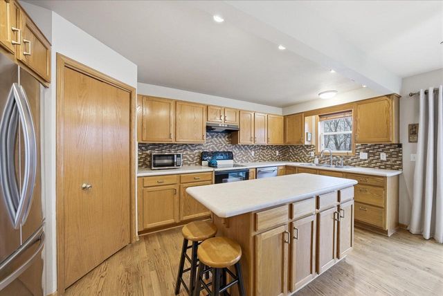 944 Ridgeway CIRCLE, Fredonia, WI 53021