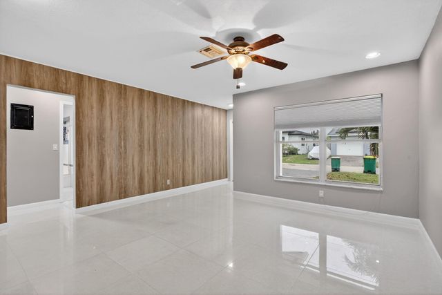 8709 NW 57th Dr, Tamarac, FL 33321