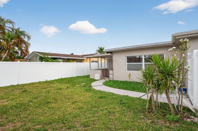 8709 NW 57th Dr, Tamarac, FL 33321