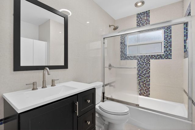 8709 NW 57th Dr, Tamarac, FL 33321