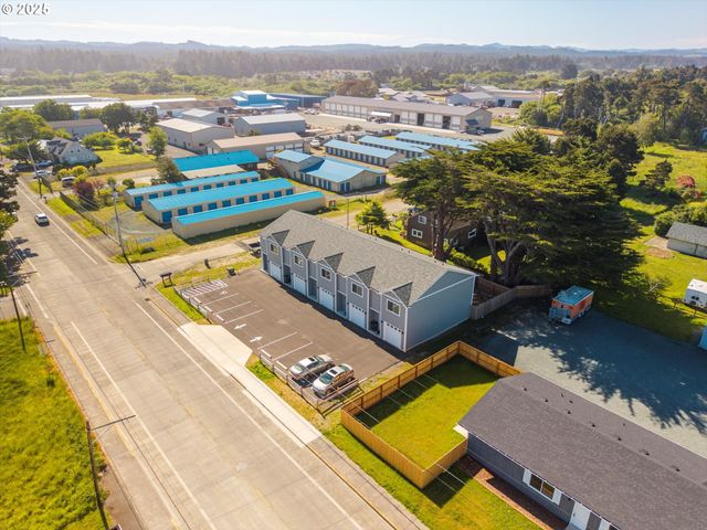 318 11TH St Se, Bandon, OR 97411