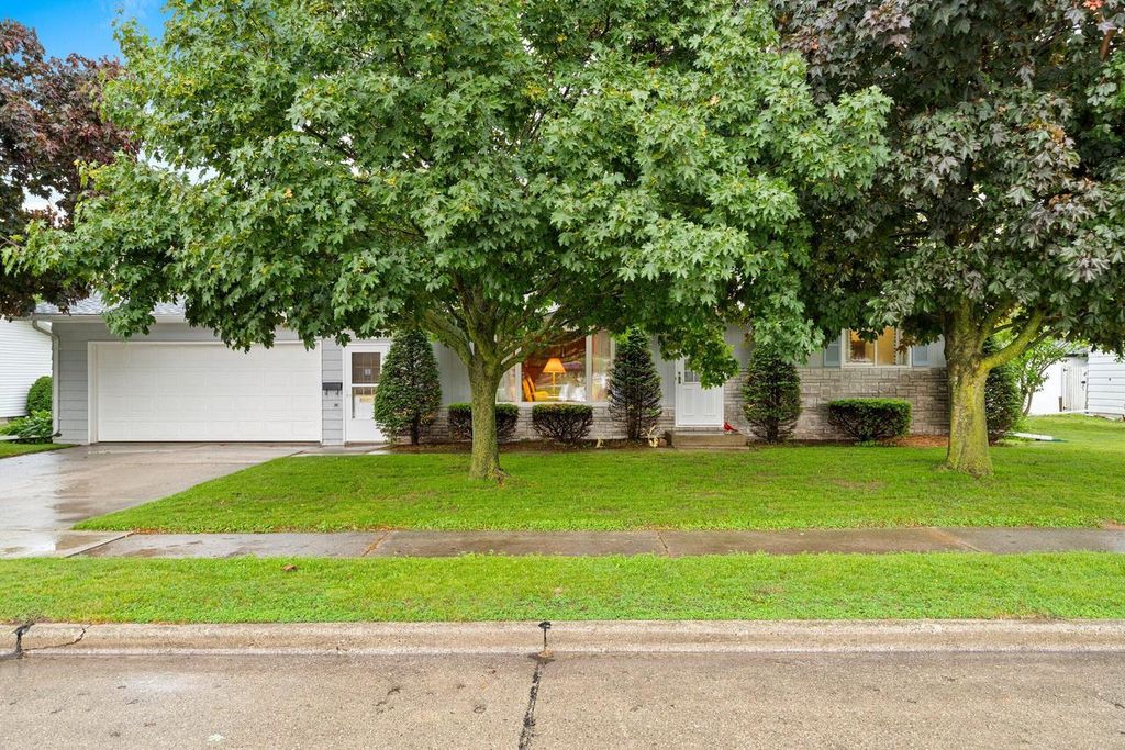 1619 Miriam ROAD, Manitowoc, WI 54220
