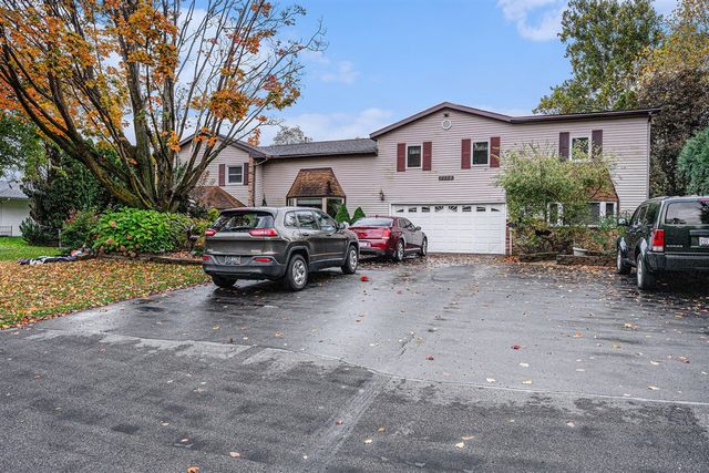 7702 N Gleneagle Drive, Kalamazoo, MI 49048