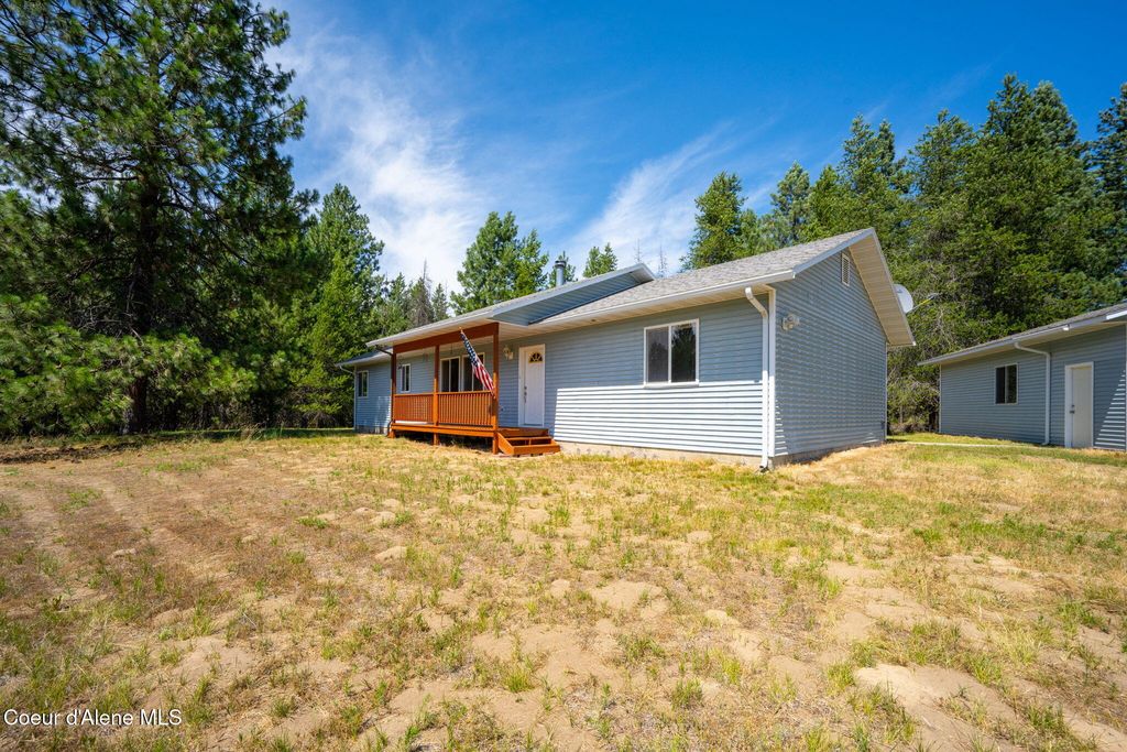 9801 Lakeshore Dr, Sagle, ID 83860