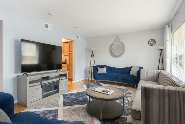 4807 N Harlem Avenue 3, Chicago, IL 60656