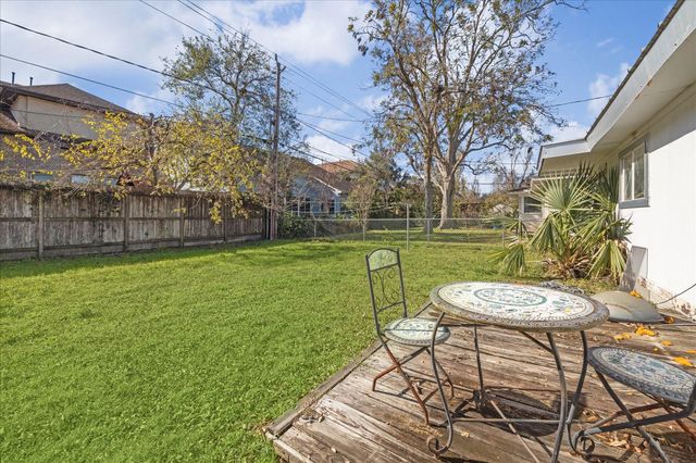 5125 Maple Street, Bellaire, TX 77401