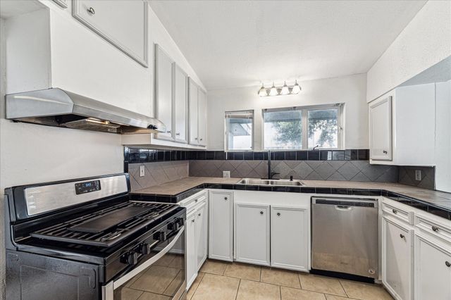 5125 Maple Street, Bellaire, TX 77401