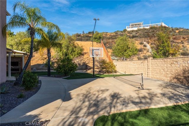 952 Creek View, Redlands, CA 92373