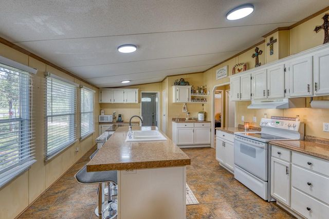 122 Heritage DR, Johnson City, TX 78636