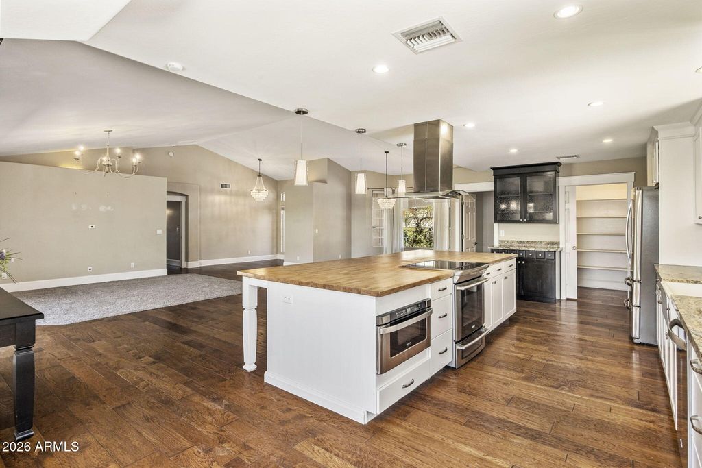 Image 12 of property listing at 12802 N 8TH Avenue, Phoenix, AZ 85029