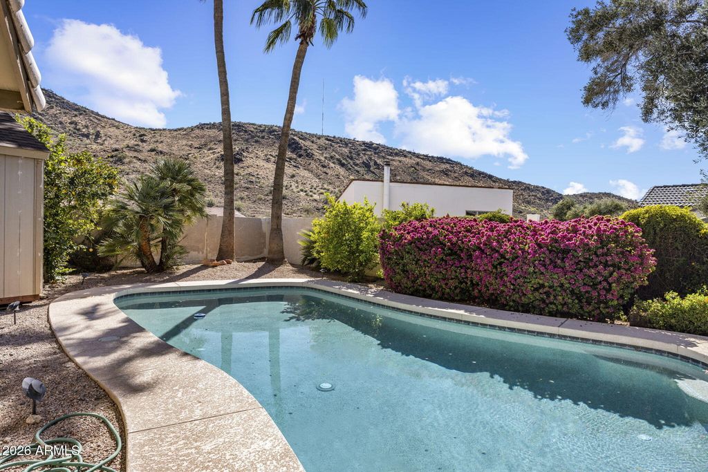 Image 3 of property listing at 12802 N 8TH Avenue, Phoenix, AZ 85029