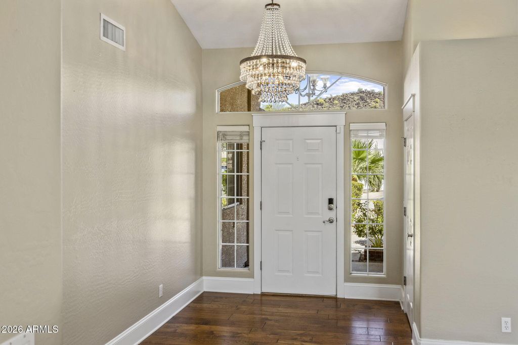 Image 5 of property listing at 12802 N 8TH Avenue, Phoenix, AZ 85029