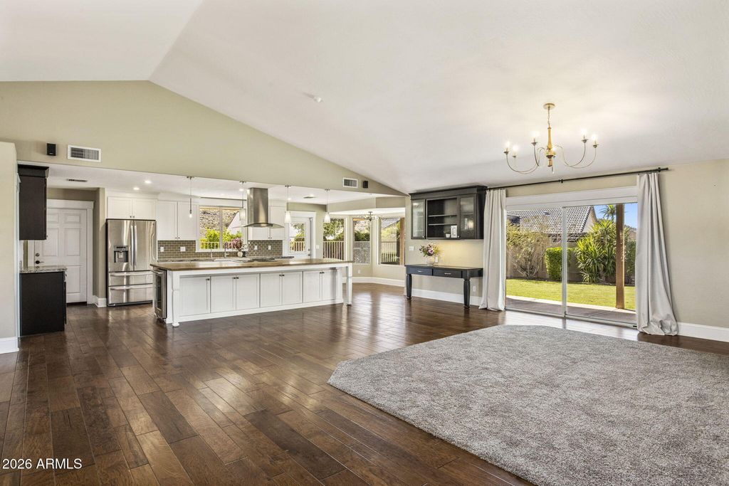 Image 6 of property listing at 12802 N 8TH Avenue, Phoenix, AZ 85029