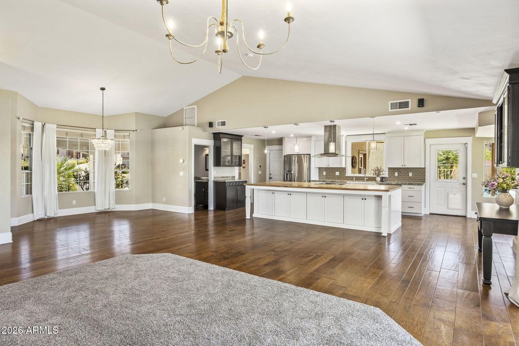 Image 7 of property listing at 12802 N 8TH Avenue, Phoenix, AZ 85029