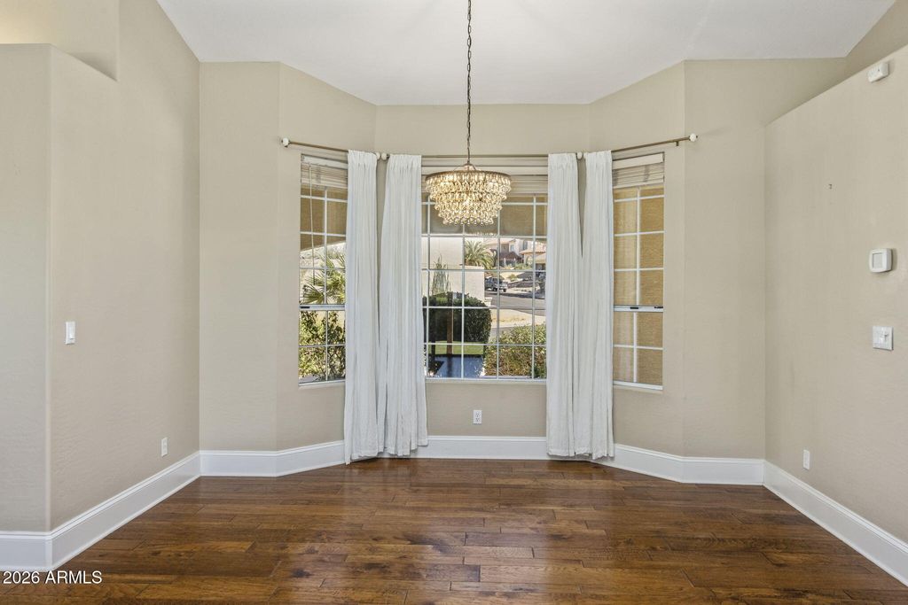 Image 8 of property listing at 12802 N 8TH Avenue, Phoenix, AZ 85029