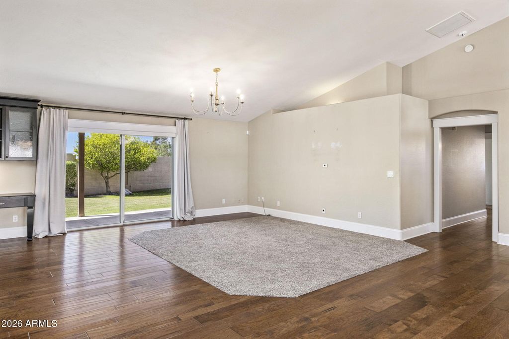 Image 9 of property listing at 12802 N 8TH Avenue, Phoenix, AZ 85029