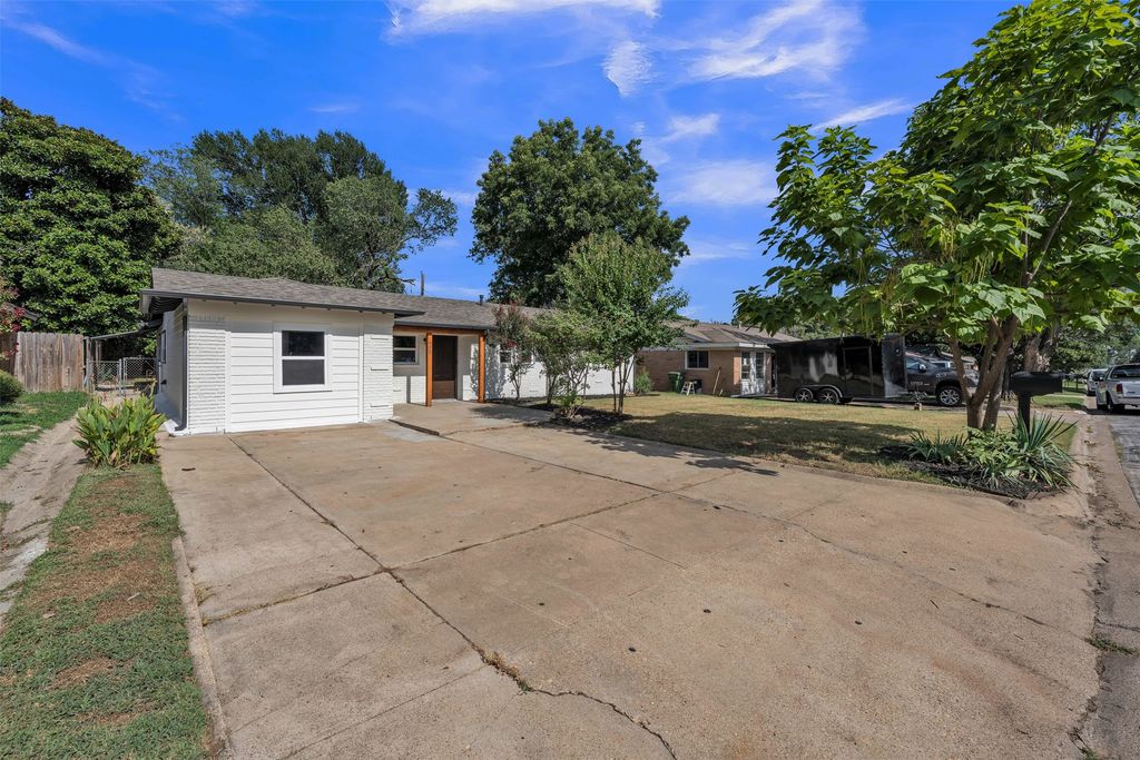 408 Simmons Drive, Hurst, TX 76053