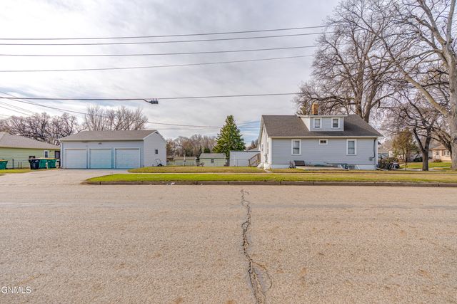 725 N 18th Street, Bismarck, ND 58501 property photo
