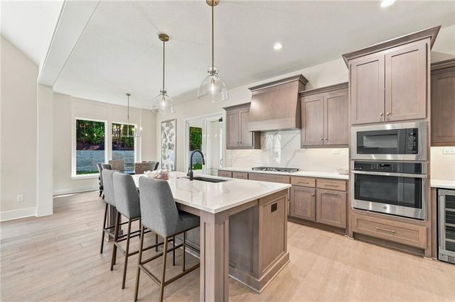 6753 Longview Road, Shawnee, KS 66218