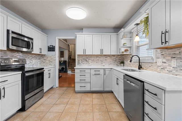 1324 SW 22nd Street, Blue Springs, MO 64015